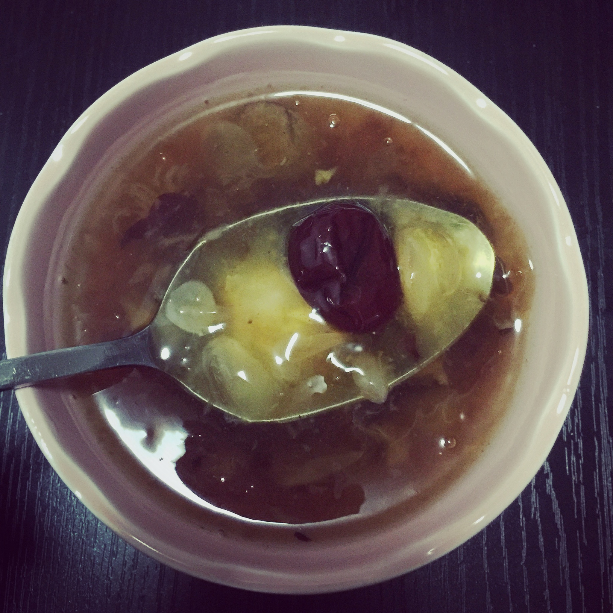 美容润肤 益气补血《桃胶皂角米百合银耳红枣羹》