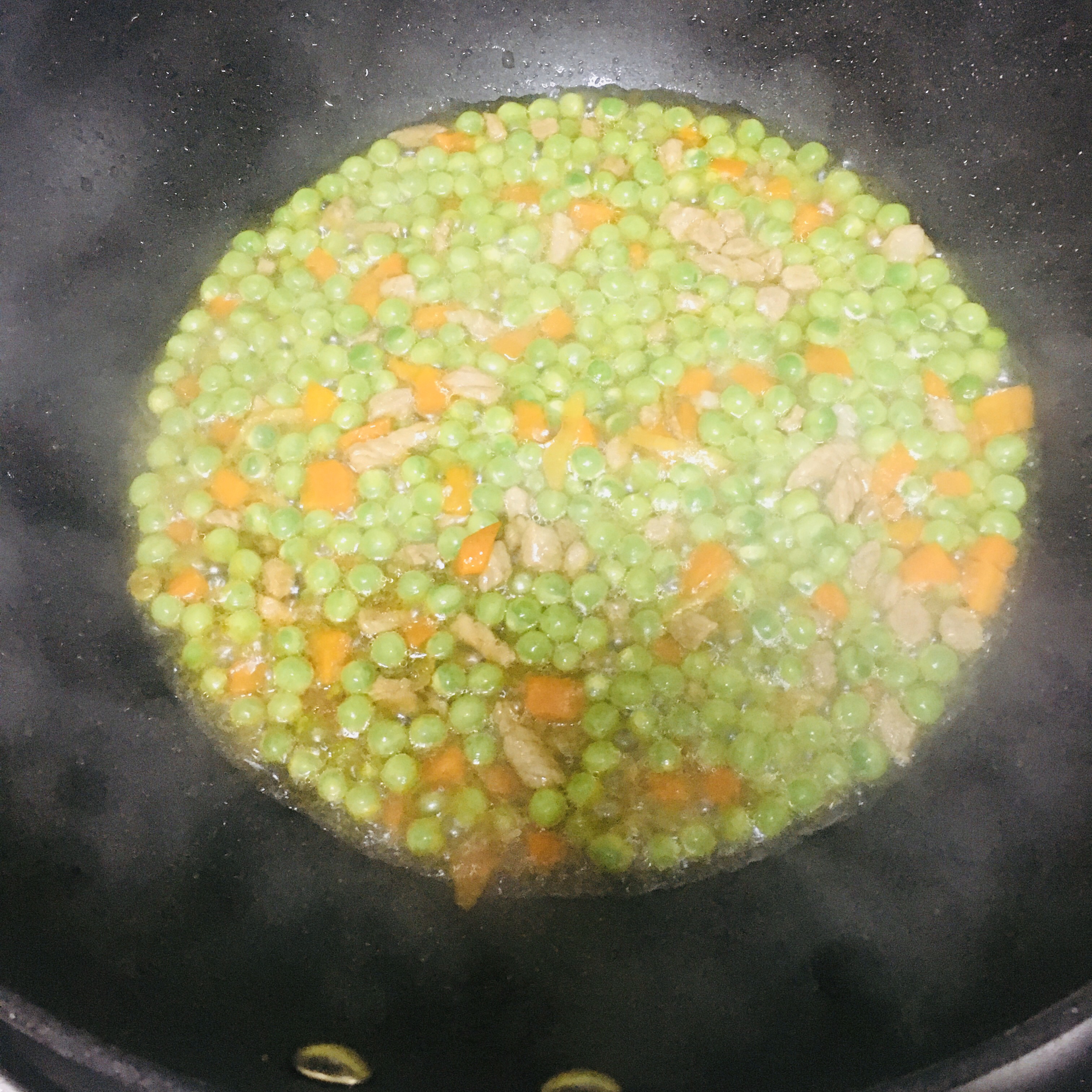 豌豆米炒肉丁的做法 步骤5