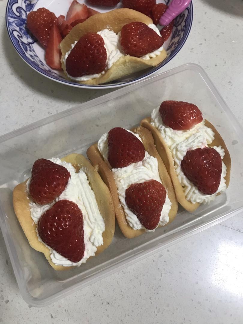 韩国最热门的甜品店Le Bread Lab的草莓蛋糕卷