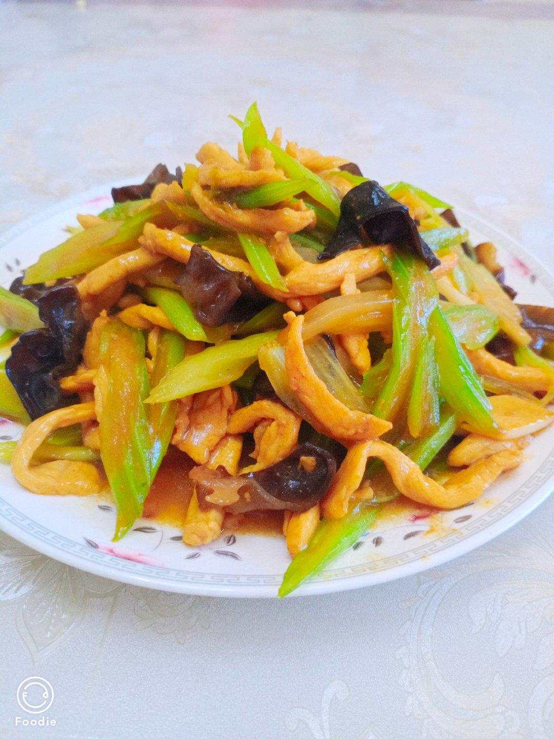 芹菜木耳炒肉丝