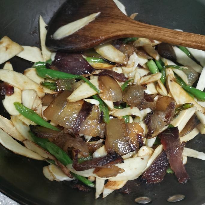 腊肉炒茭白