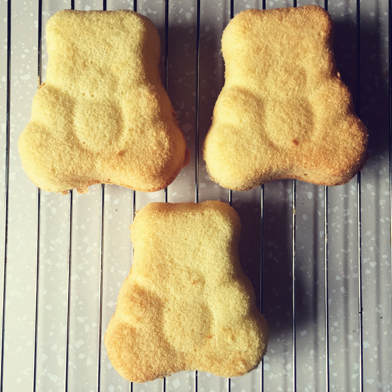 超简单完美戚风蛋糕（6寸2蛋）附打发、翻拌、脱模视频