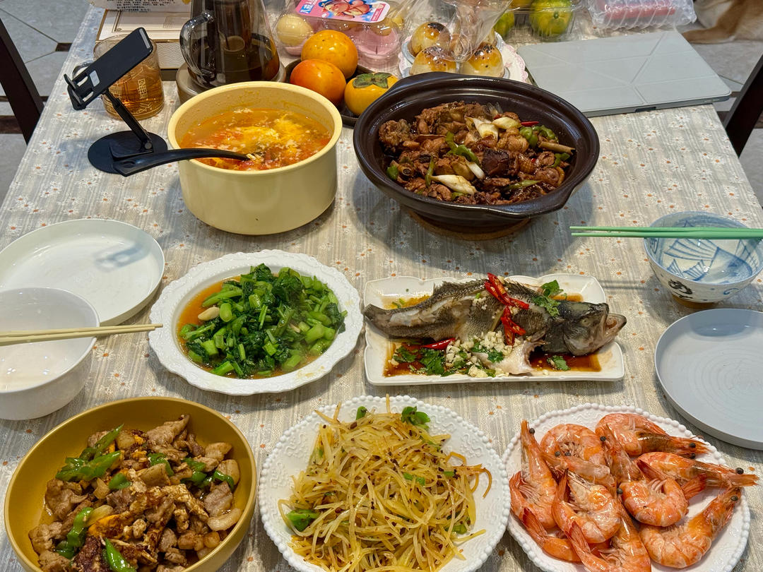 大块炒鸡大口喝酒