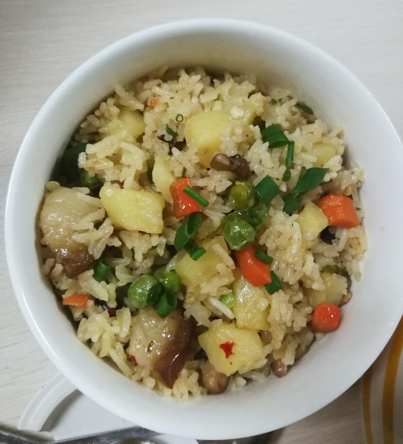 缤纷土豆腊味饭