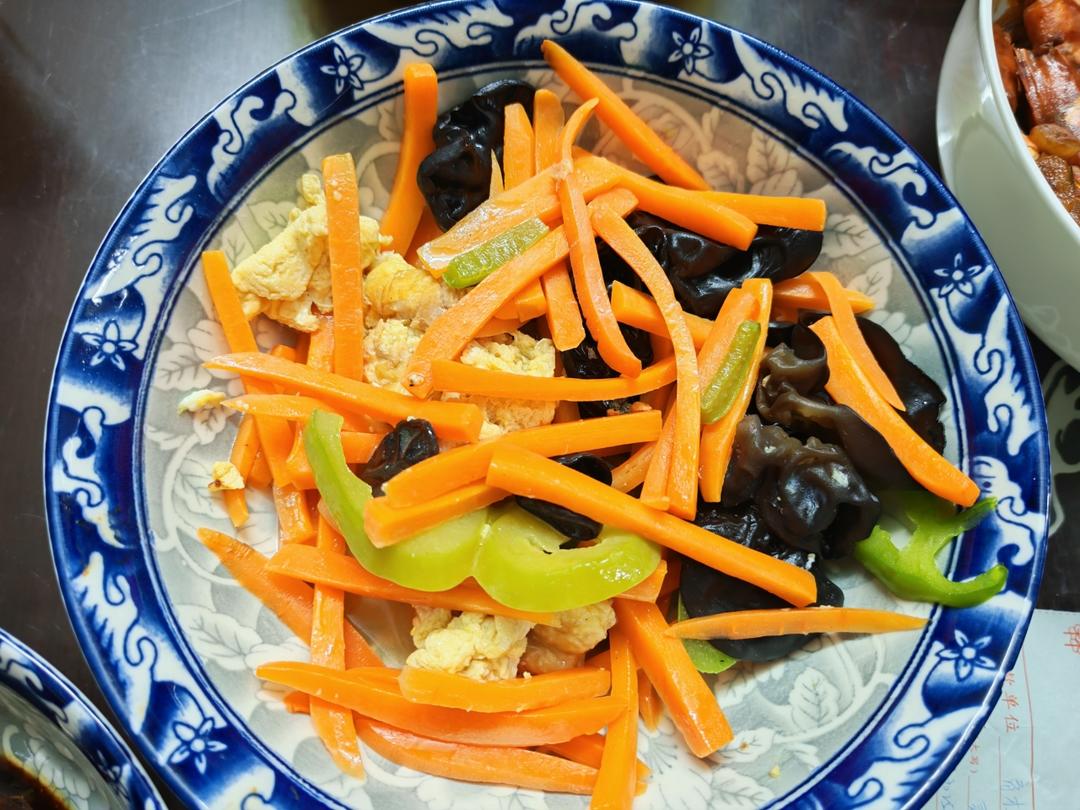 这么搭配也太香了！青椒胡萝卜木耳炒鸡蛋
