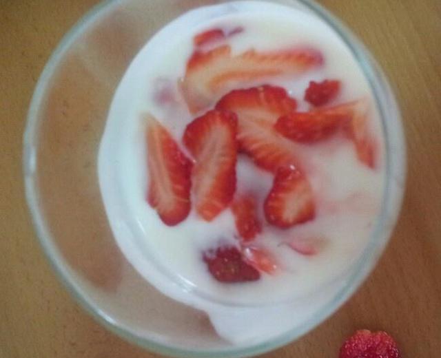 草莓酸奶的做法