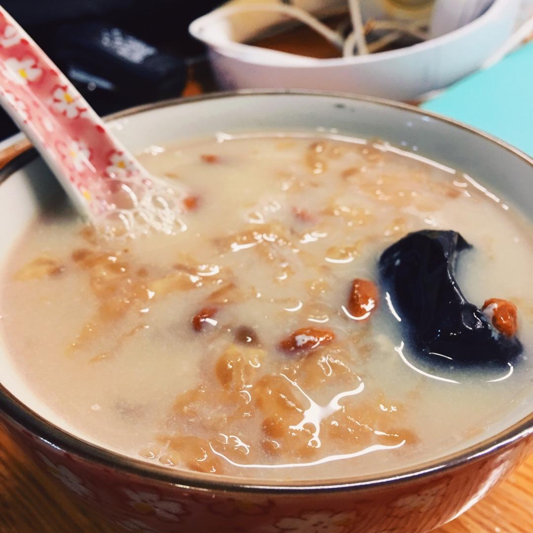 牛奶炖白木耳