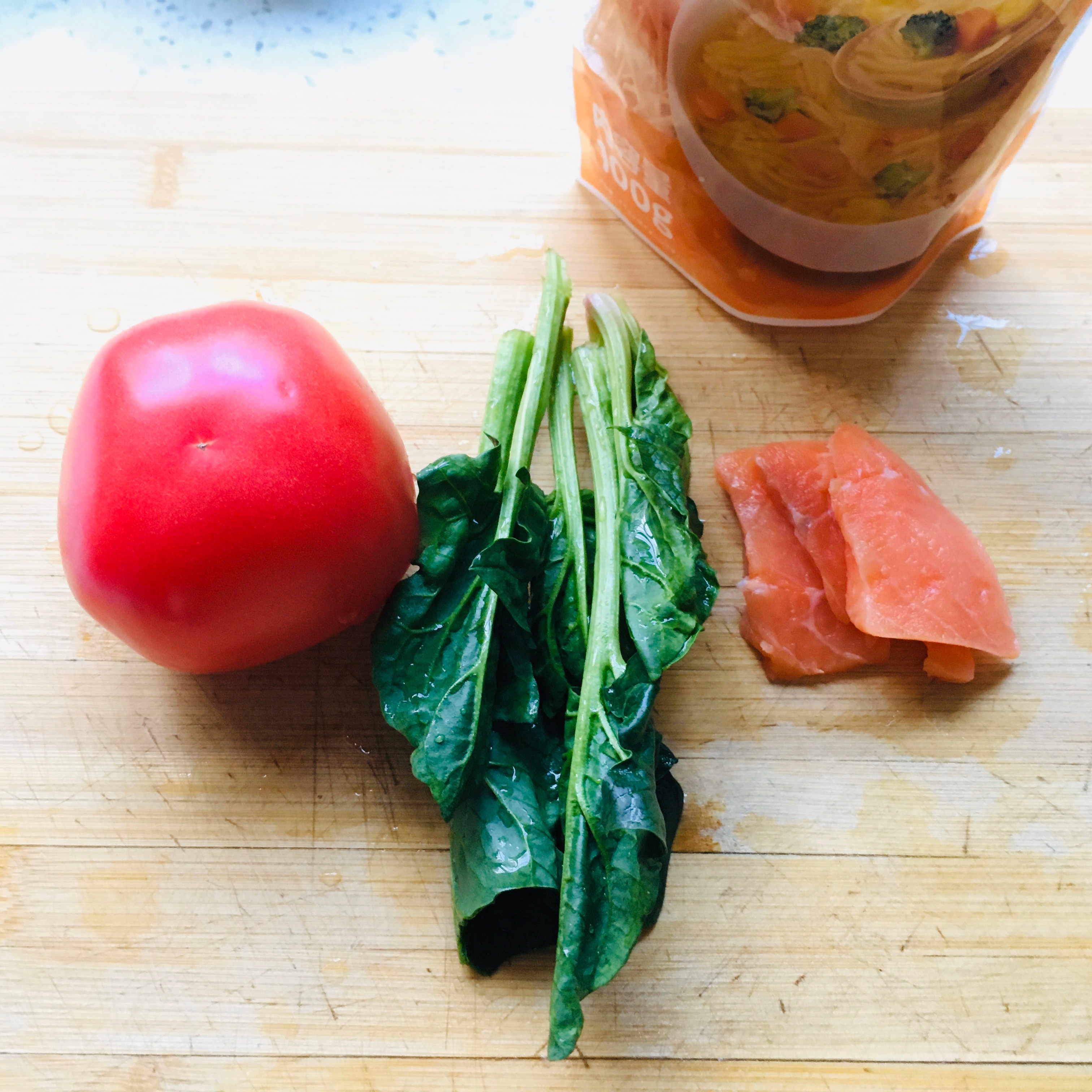 宝宝辅食番茄三文鱼菠菜面7➕的做法 步骤1