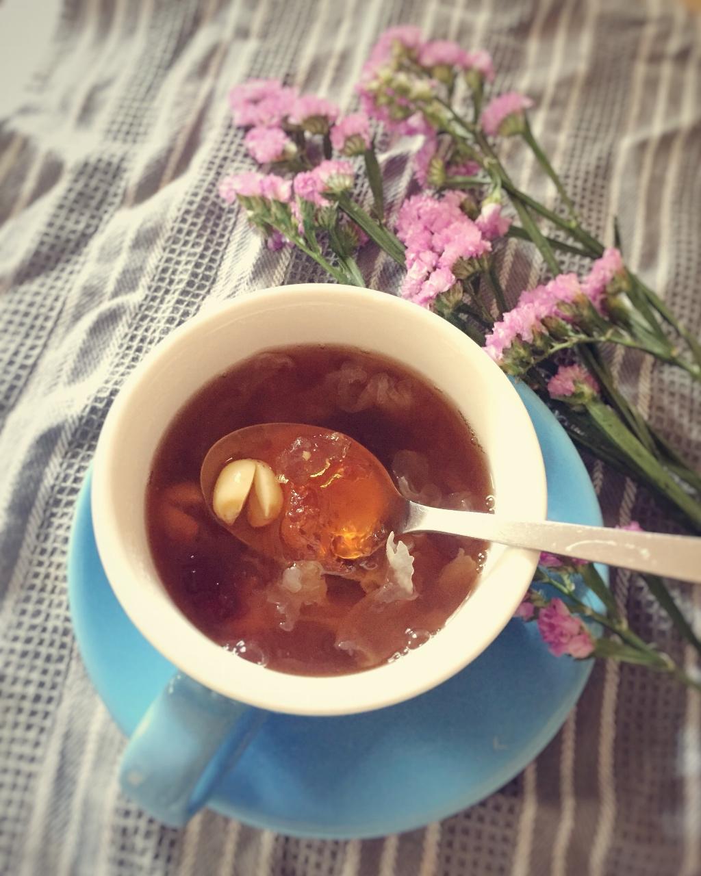 美人桃花泪--红枣银耳炖桃胶