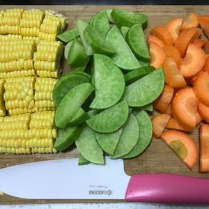 青红萝卜玉米汤的做法 步骤3