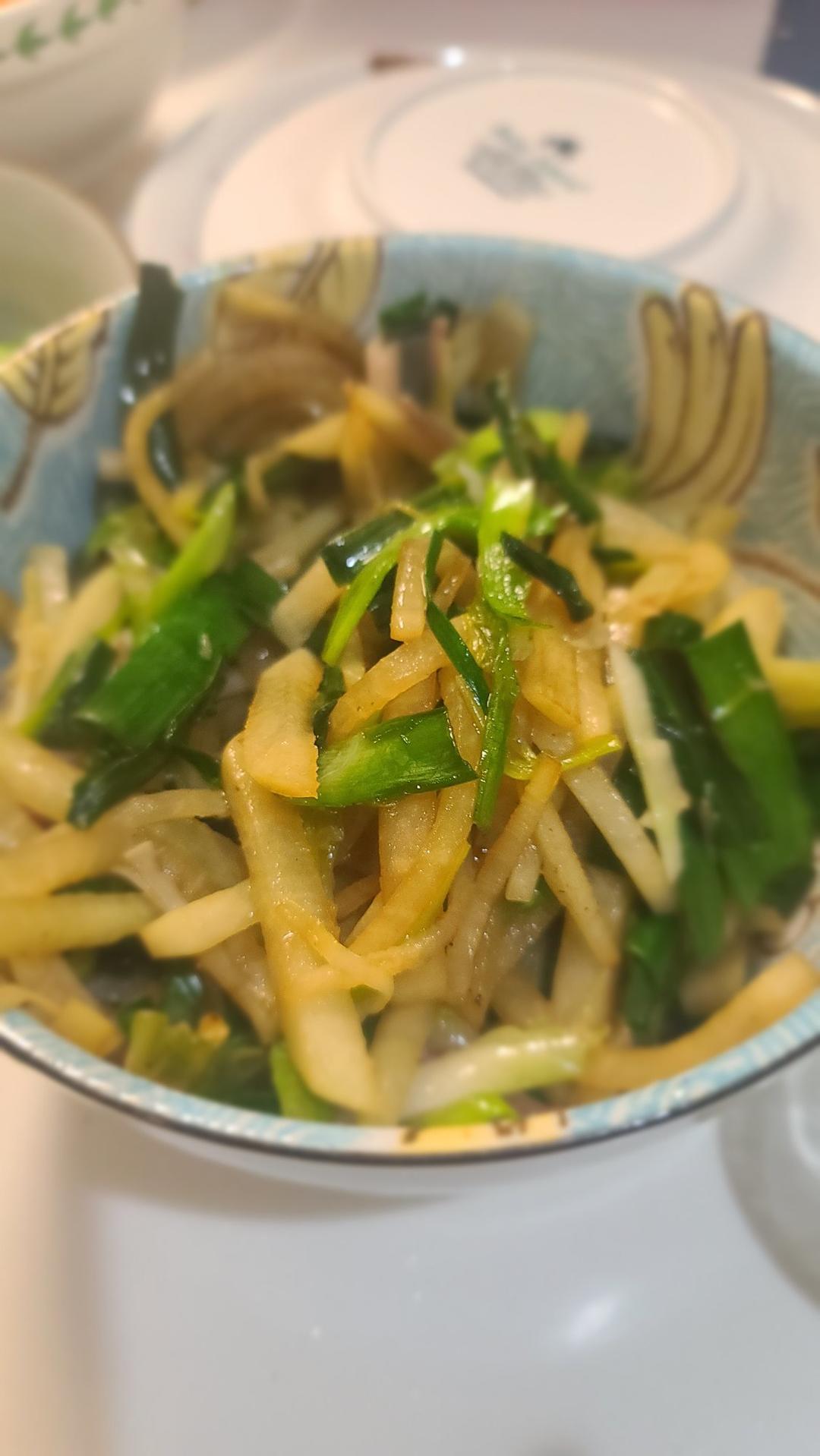 和我们相伴疫情期的蒜叶炒萝卜丝