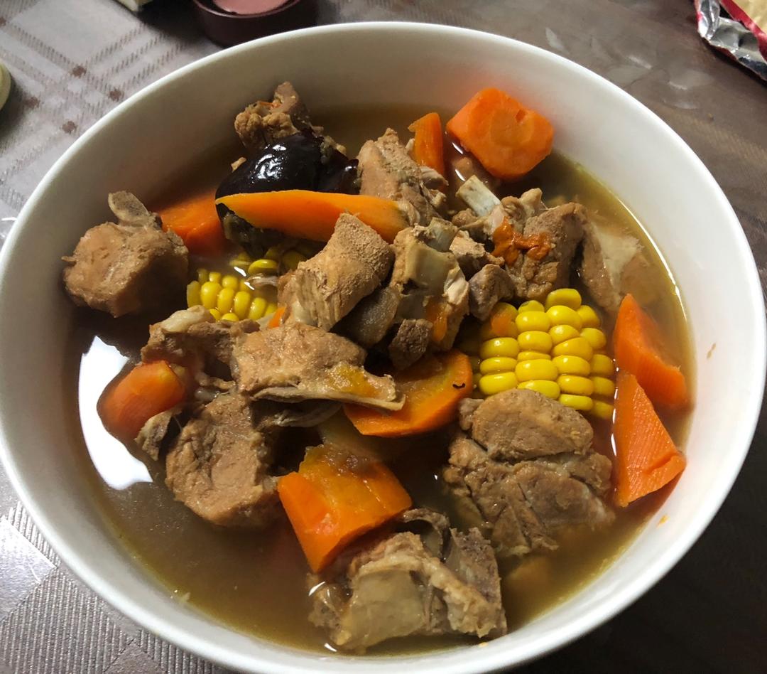 胡萝卜玉米排骨汤
