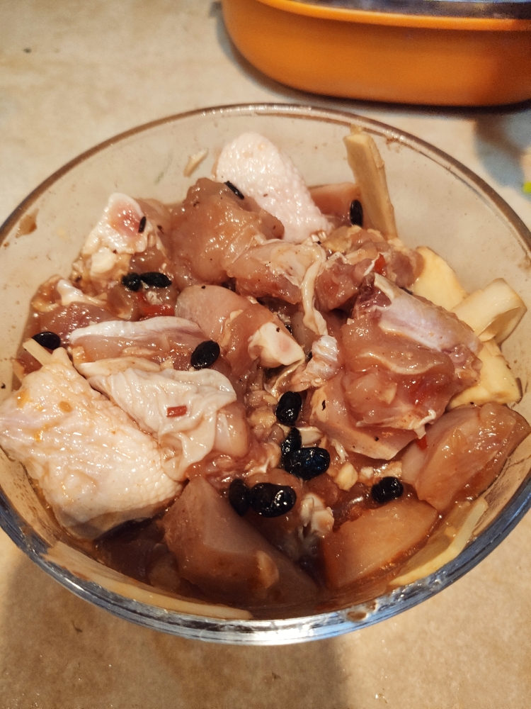 【超简单】蒜香豆豉荷叶粉蒸鸡的做法 步骤1