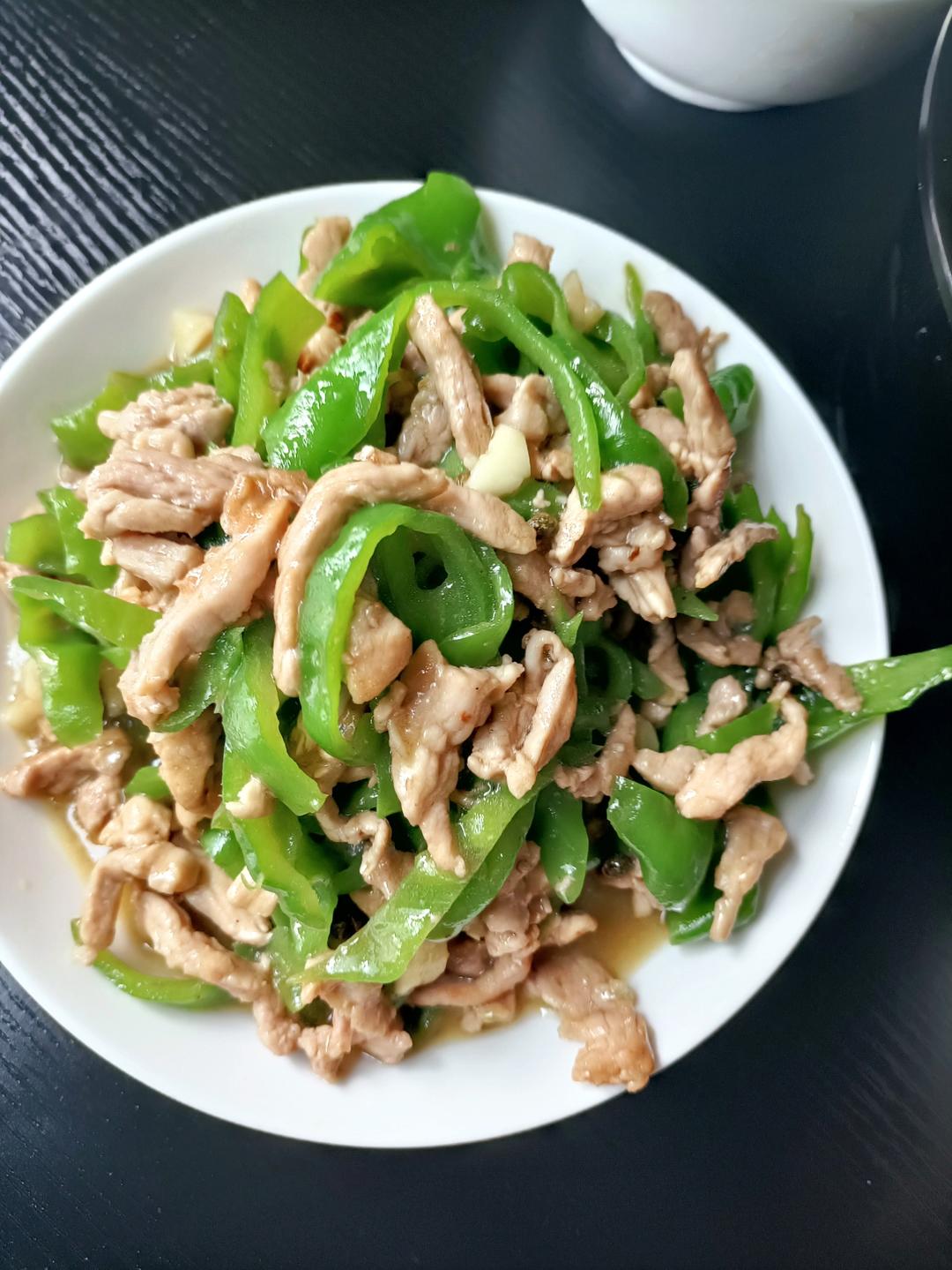 青椒肉丝，这样炒太好吃了。
