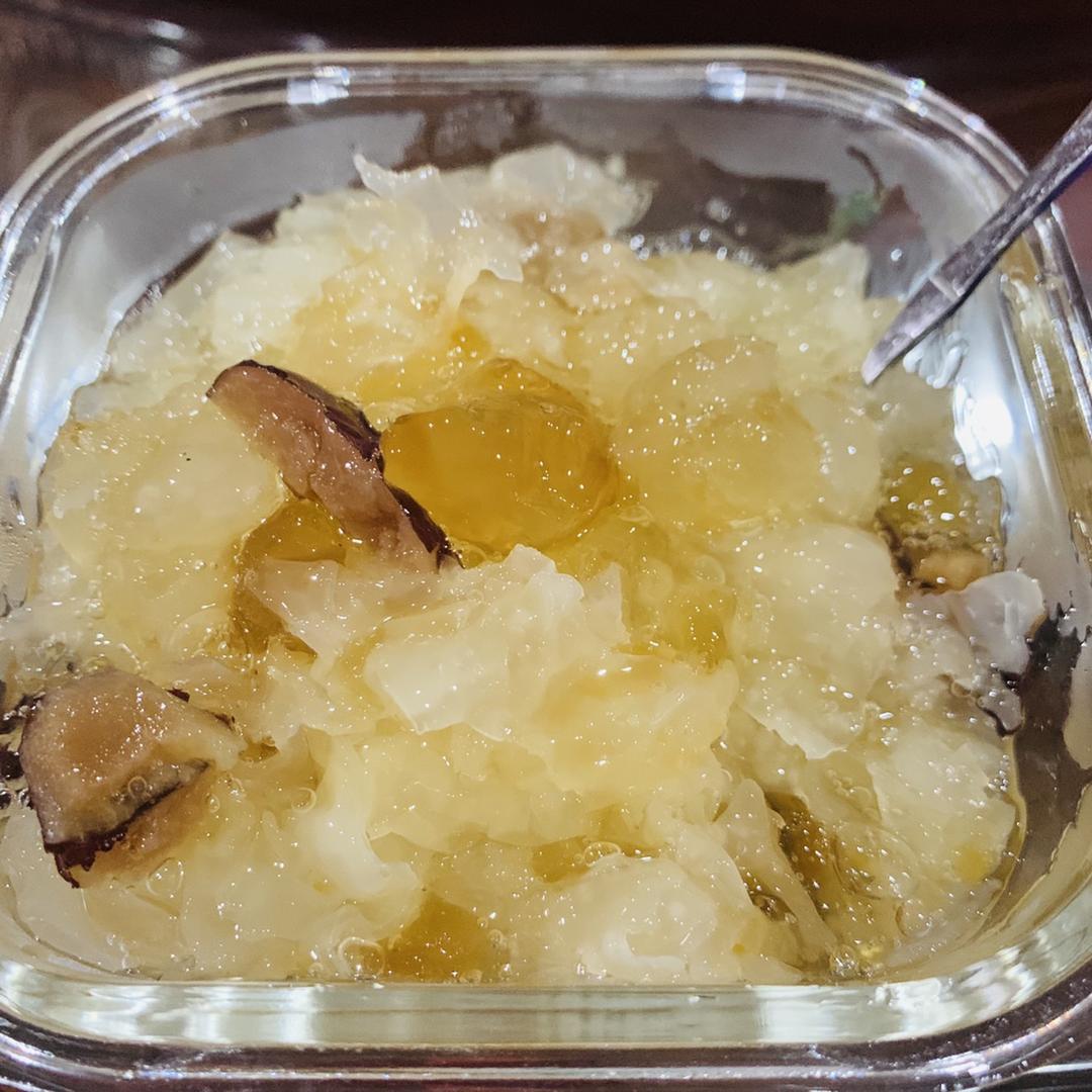 胶原红颜羹（桃胶皂角米银耳汤）
