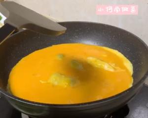 (让鸡蛋蓬松的小技巧) 青椒炒鸡蛋的做法 步骤5