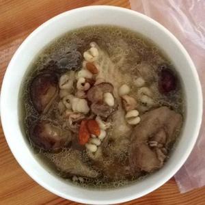 薏米枸杞香菇红枣鸡汤的做法 步骤3