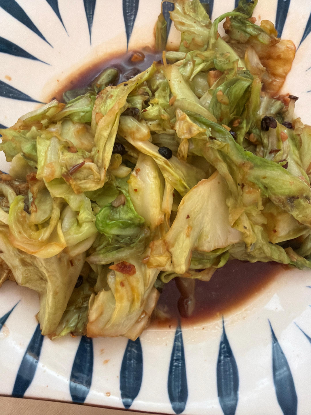 酒店大厨教你爆炒圆白菜，到底是过油过水还是干煸，技巧全在这里