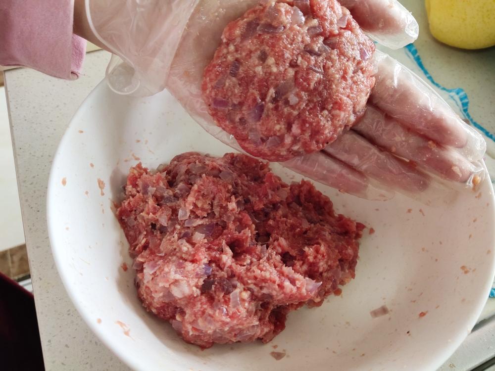 自制简易汉堡牛肉饼的做法 步骤4