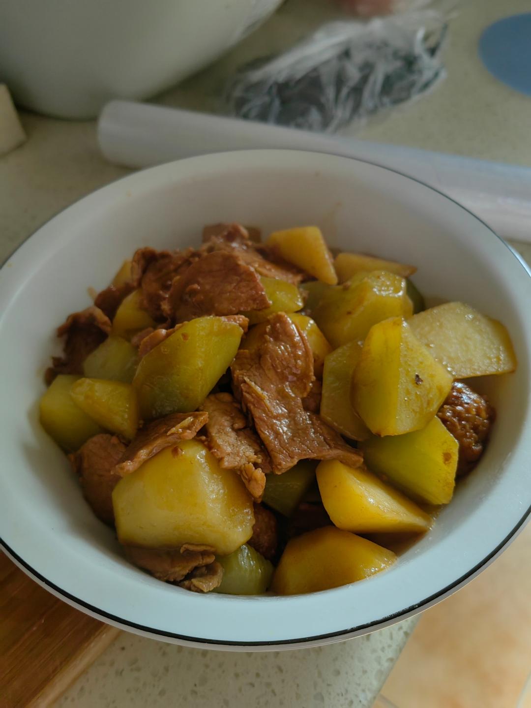 超级简单的土豆炖莴笋