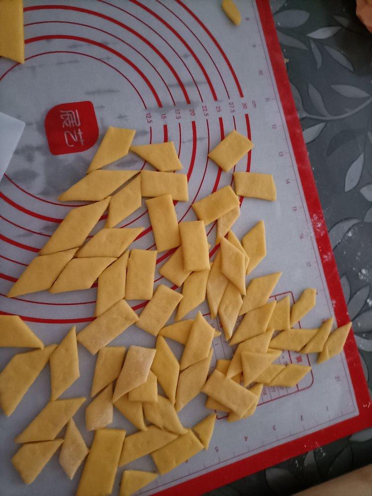 三个鸡蛋一碗面就能做出的小零食 哄娃神器 孩子一口一个喜欢的停不下来 附细节视频详解