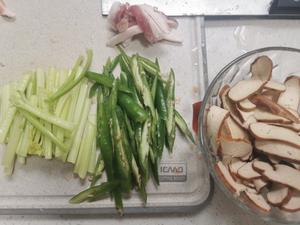 芹菜尖椒炒豆干～超级下饭菜的做法 步骤1