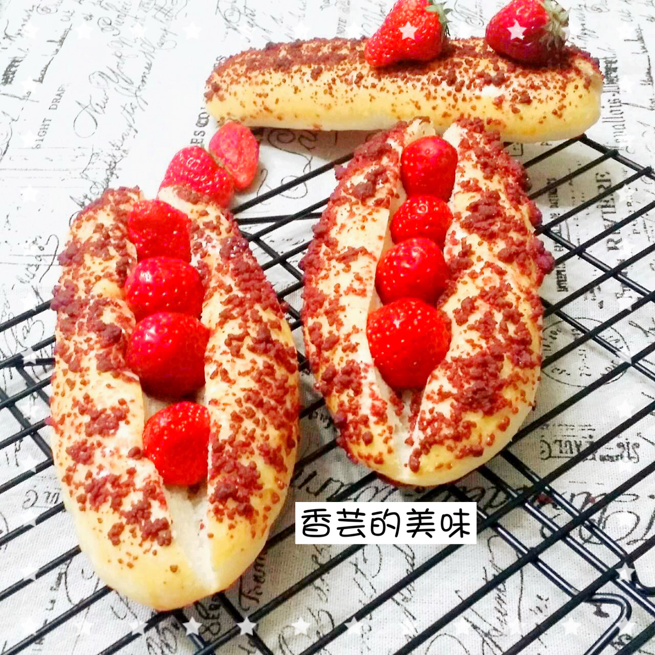草莓酥粒面包