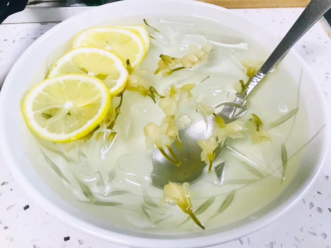 j哥麻麻分享作品2020年08月09日柠檬茉莉花冰粉iphone 拍摄于