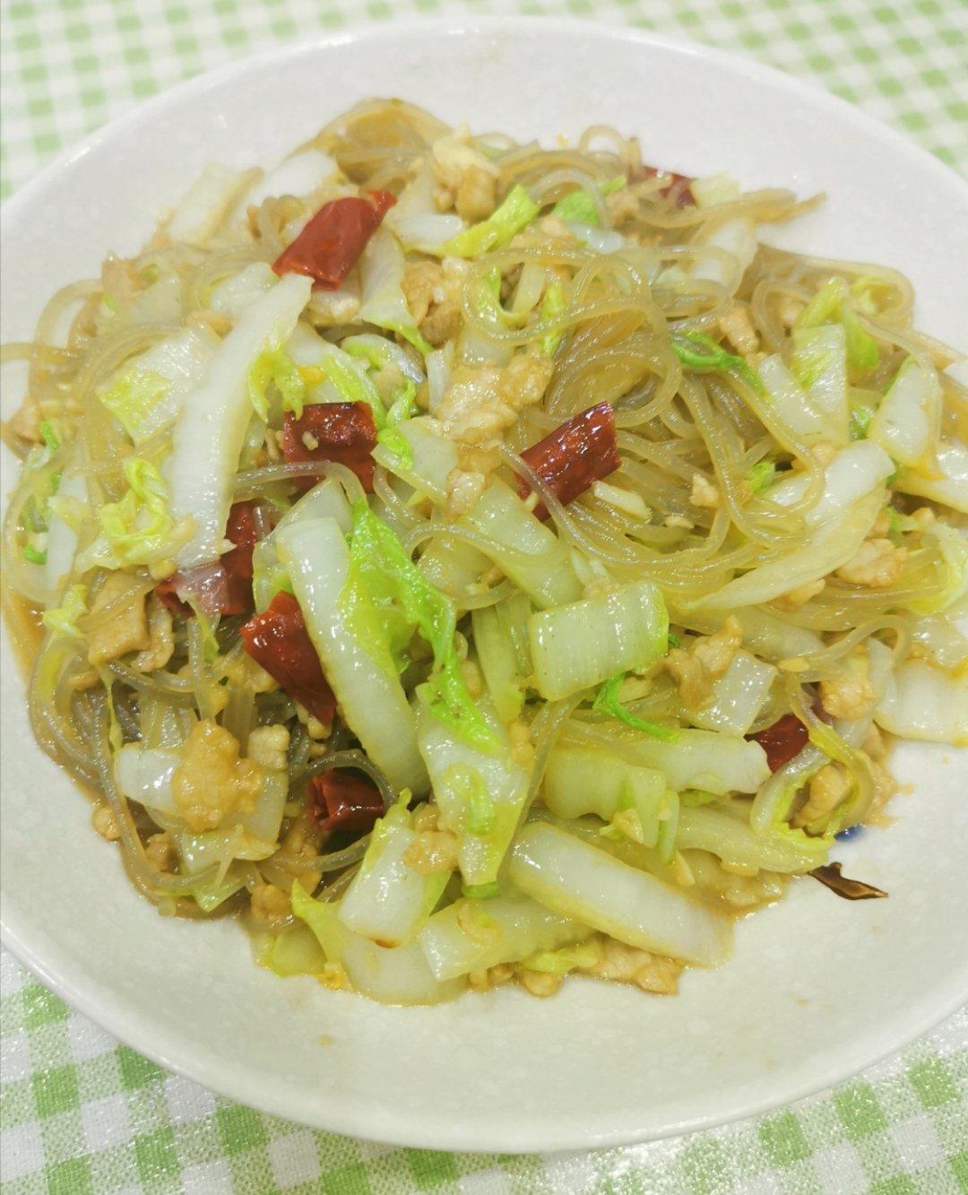 看似普通却超级下饭的圆白菜炒粉丝