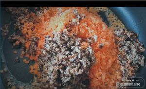 糯米馅包子【视频】「瞭望角的厨房」的做法 步骤3