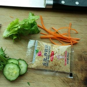 日式培煎沙拉的做法 步骤2
