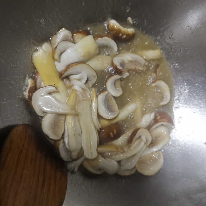 清淡美味的素炒松茸的做法 步骤5