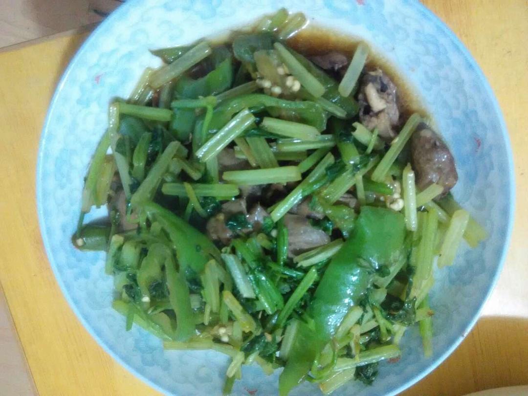 西芹鸡心的做法