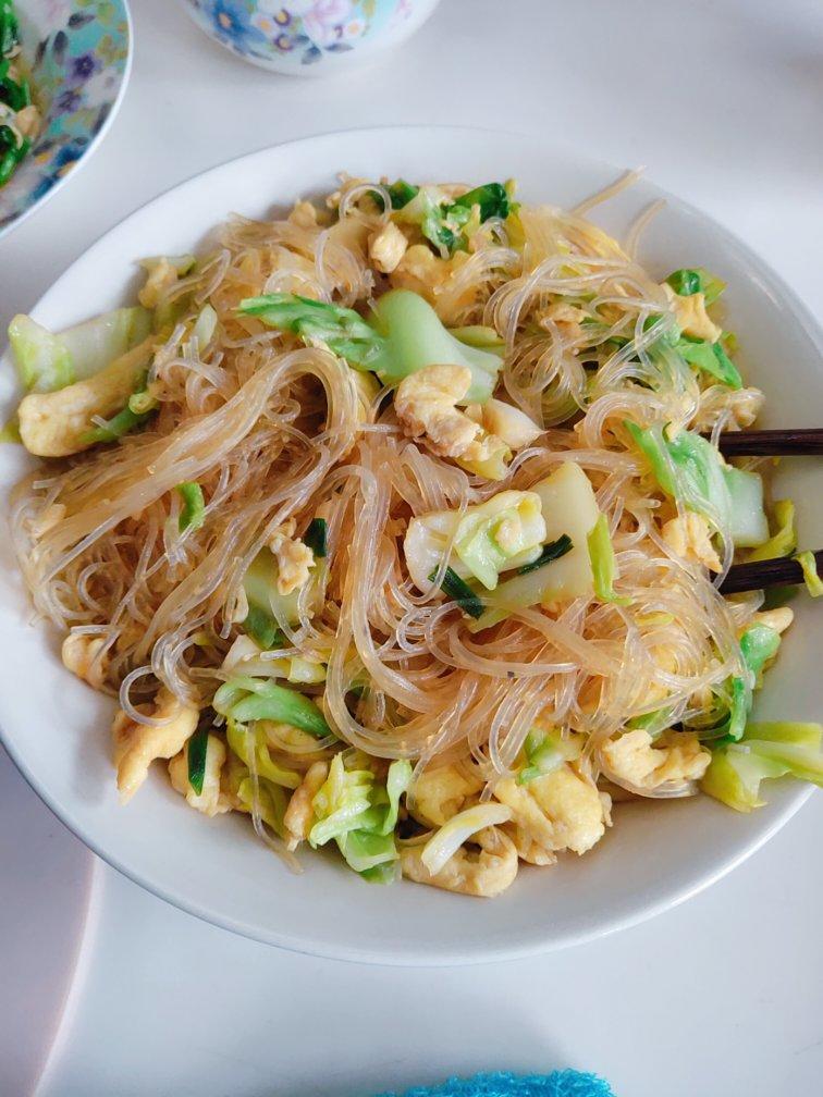 包菜粉丝炒鸡蛋