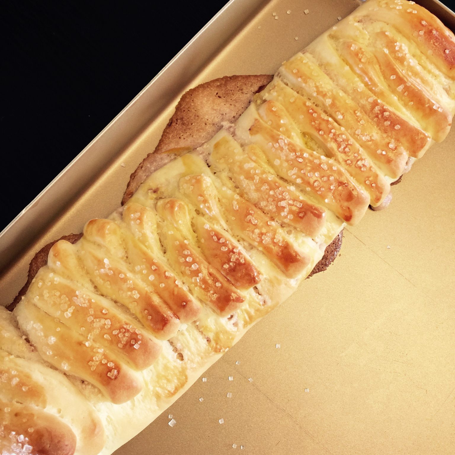 香软草莓奶酪馅辫子面包