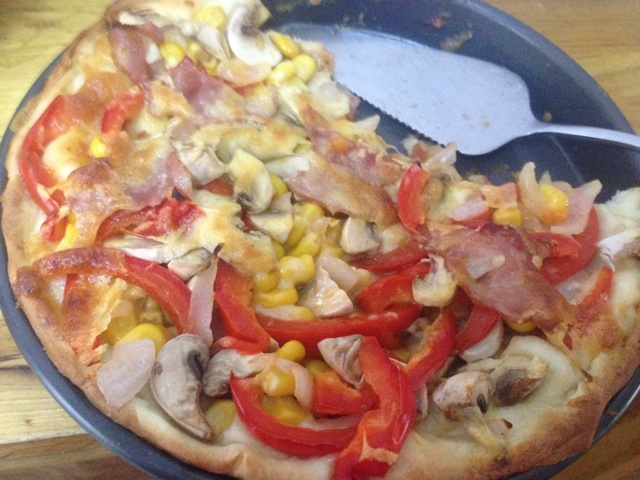 薄饼脆皮火腿pizza