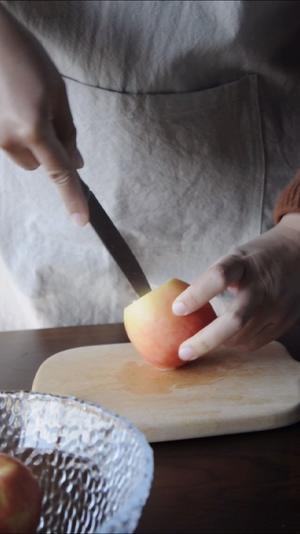 冬天的烤物|简单又高级的白兰地风味烤苹果的做法 步骤1