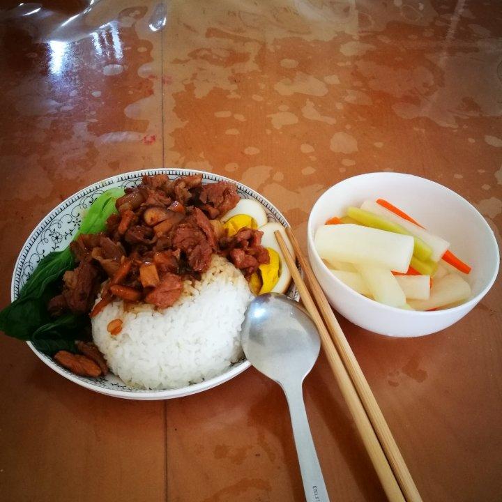 洋葱酥卤肉饭