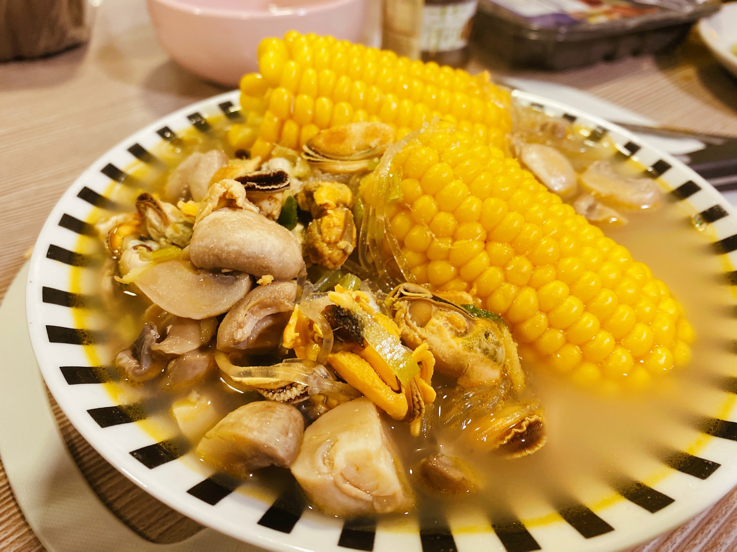 海鲜口蘑玉米粉丝汤（青口肉）鲜到爆炸的做法