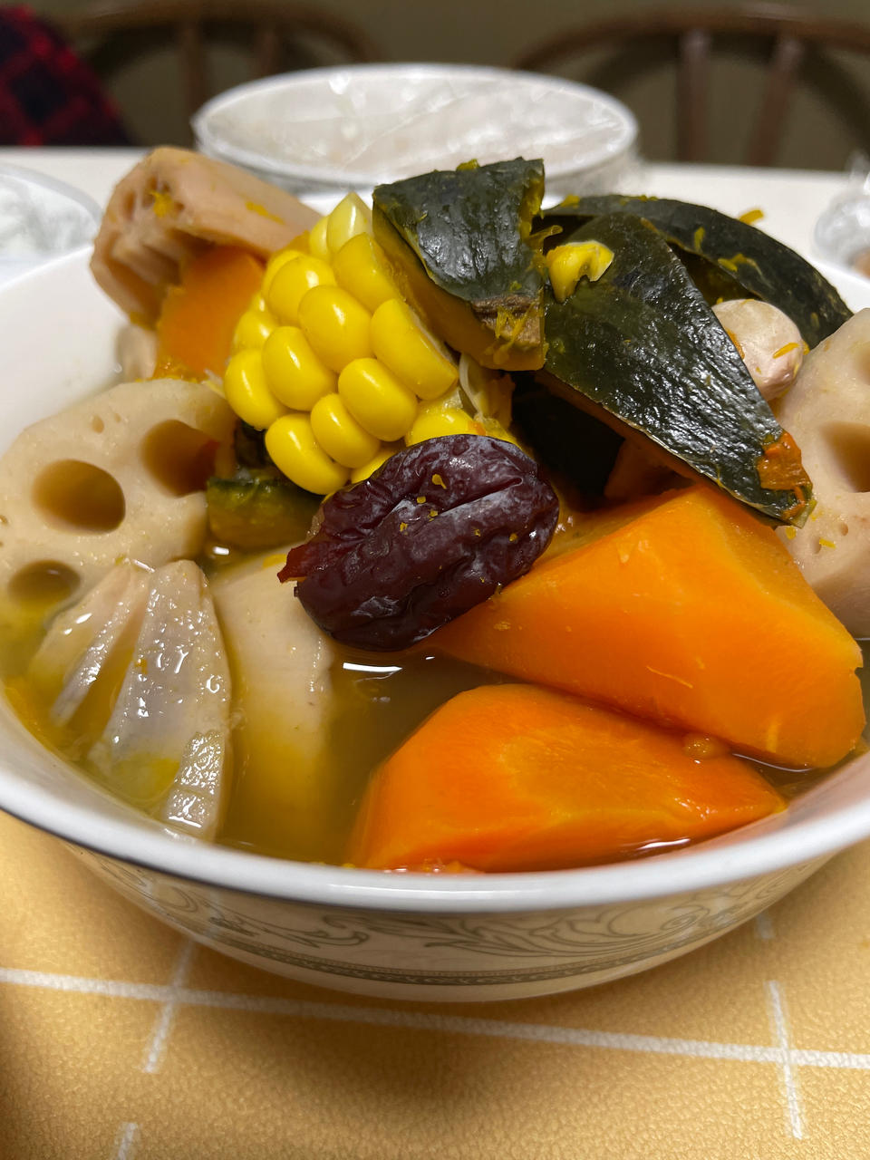 莲藕玉米胡萝卜素汤