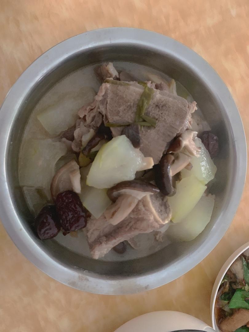 连喝三碗都不过瘾的(筒子骨汤）