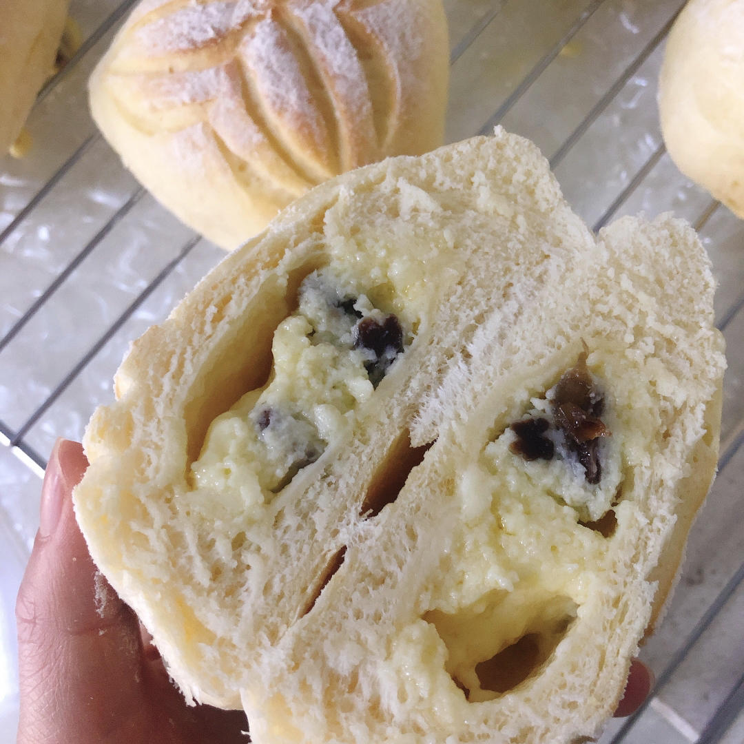 聚会被一抢而空的奶香十足、人人都爱的“葡萄干乳酪夹心软欧包”