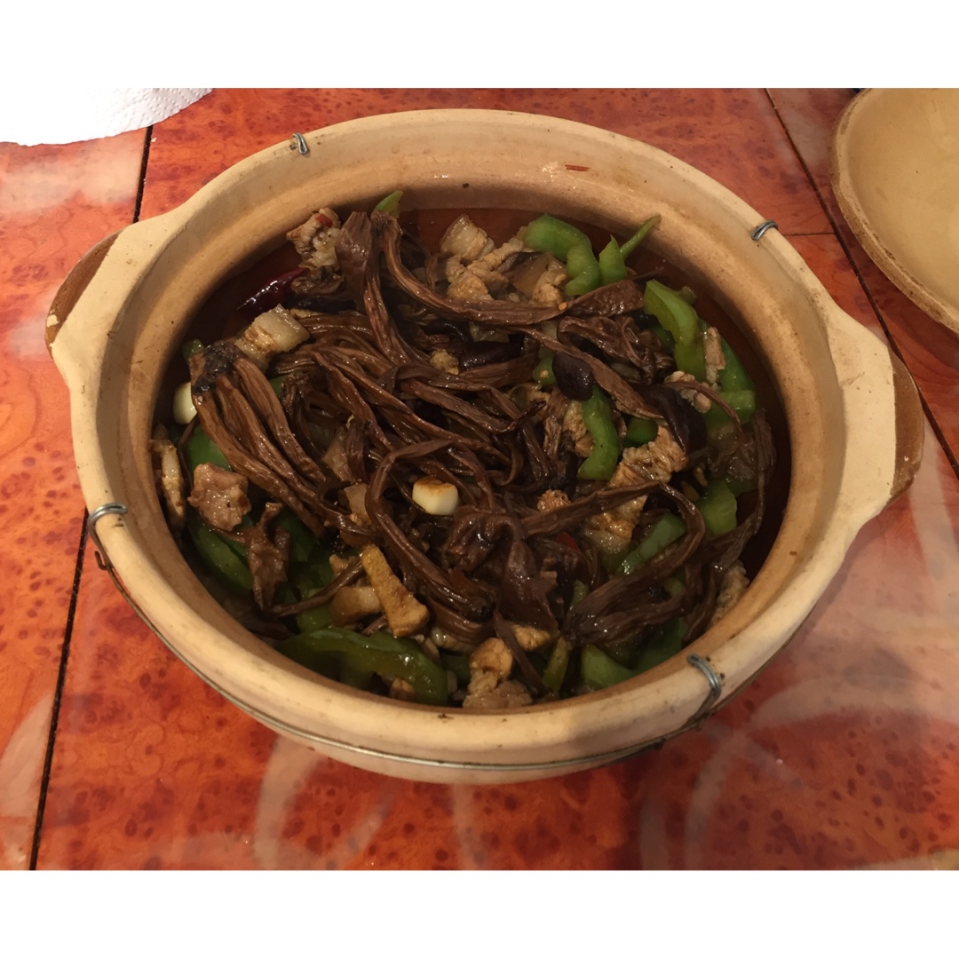 五花肉干锅茶树菇