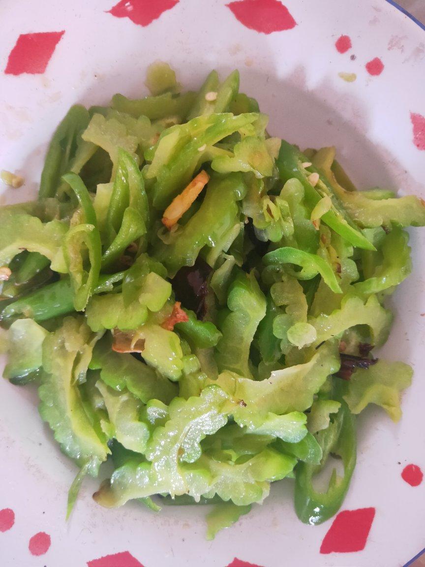 清爽蒜泥干锅鸡脚排骨