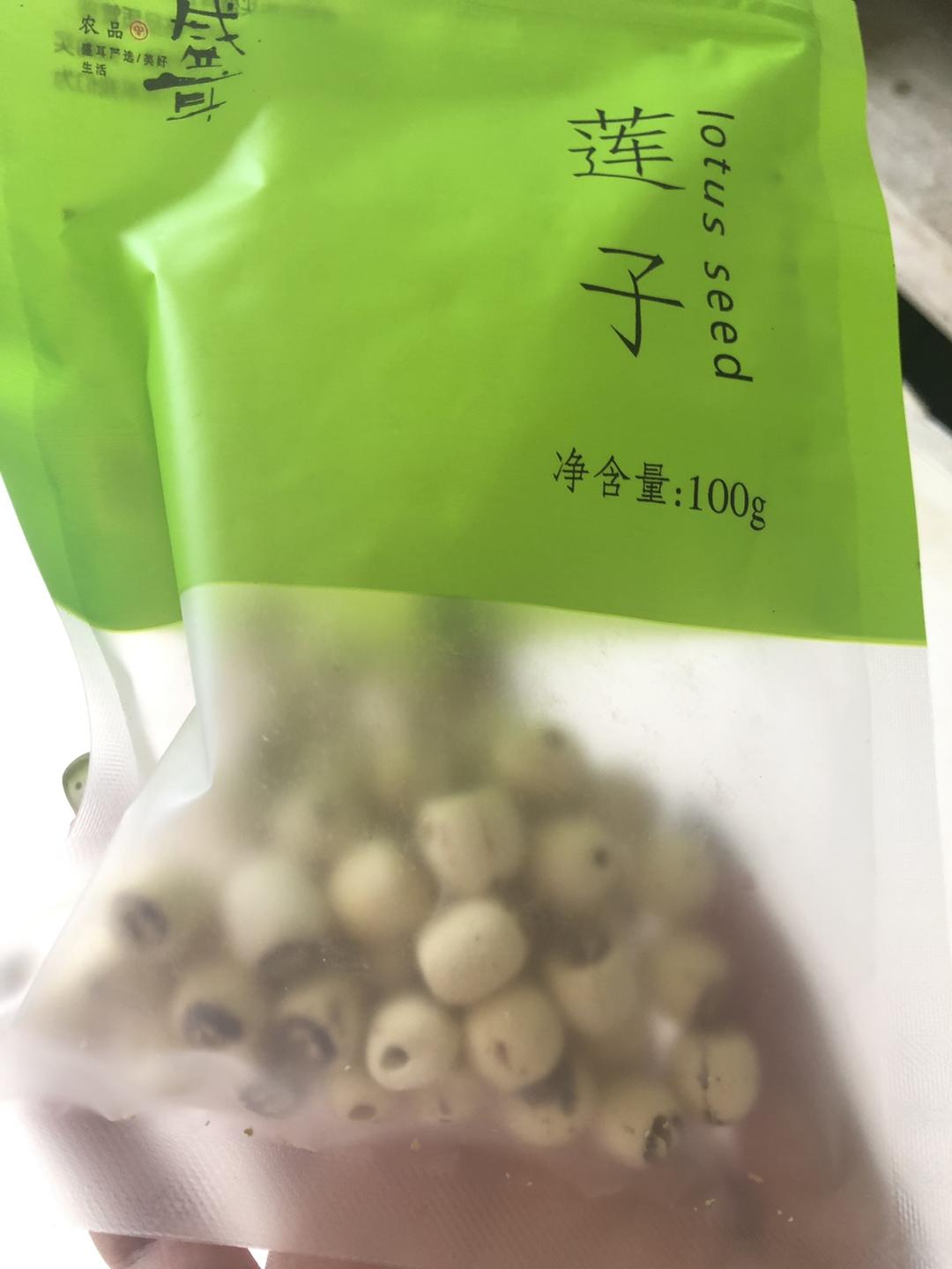 银耳莲子，有胶噢的做法 步骤1