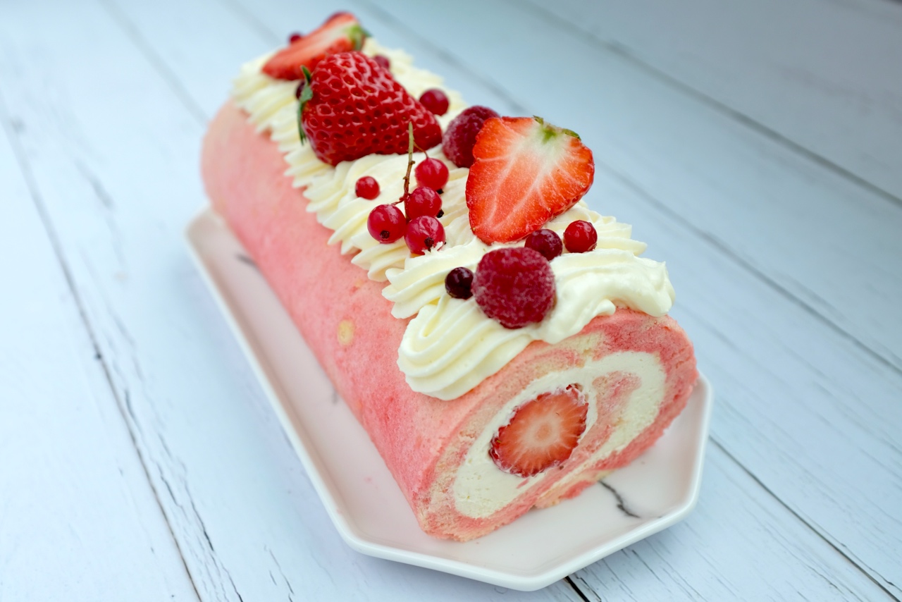 草莓奶冻蛋糕卷