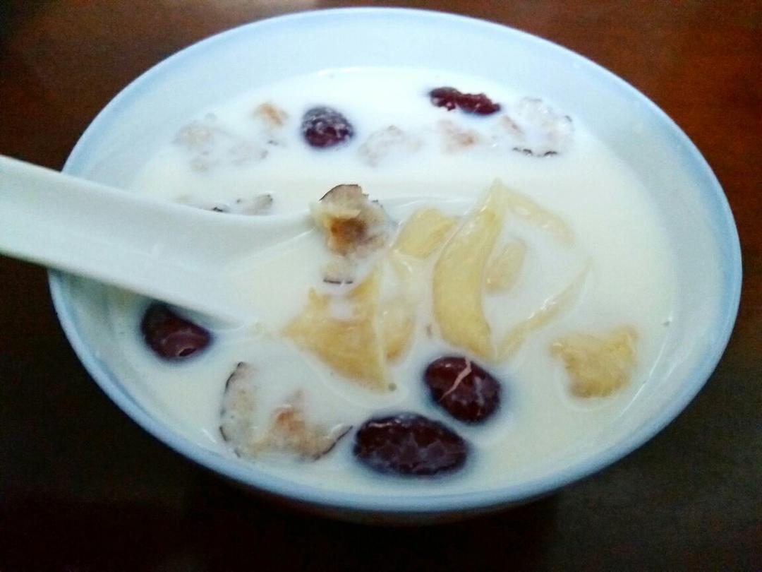 花胶炖牛奶汤