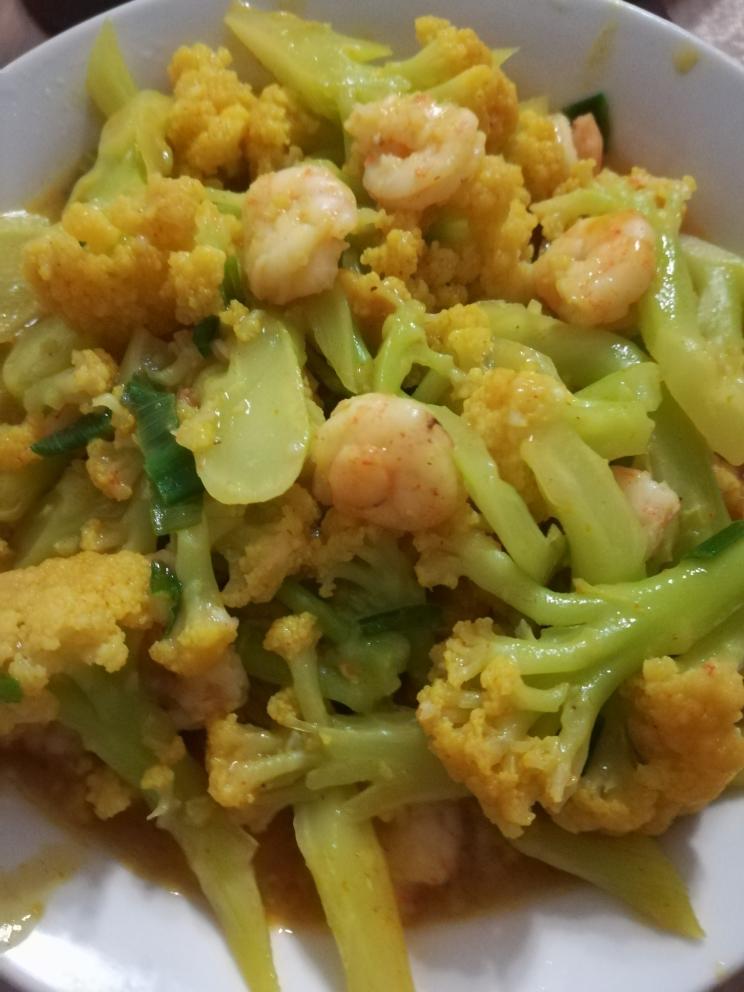 咖喱花菜炒虾仁的做法