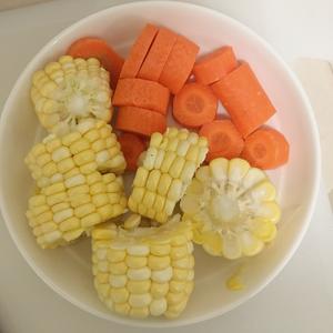 筒骨莲藕玉米胡萝卜汤的做法 步骤3