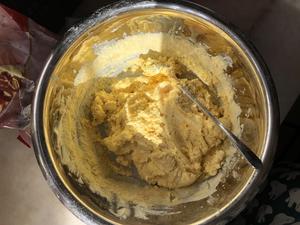 电饭煲-玉米面奶油奶酪蛋糕（中西合璧，消耗蛋挞皮和冷冻的奶油奶酪）的做法 步骤2